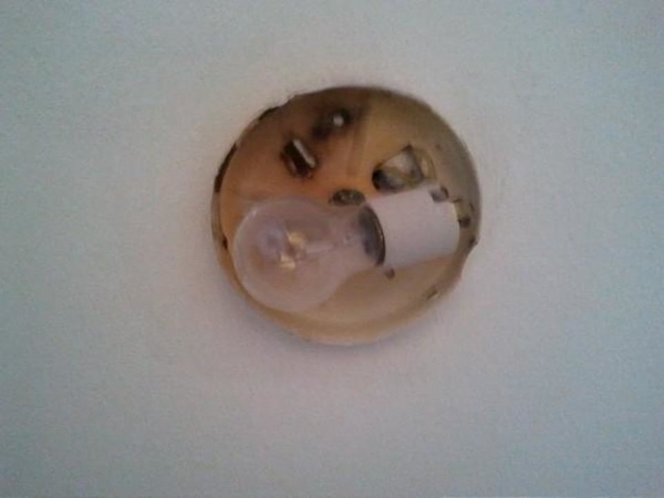 Lampe ging nicht, Abdeckung fehlte Hotel Cala D'Or Park