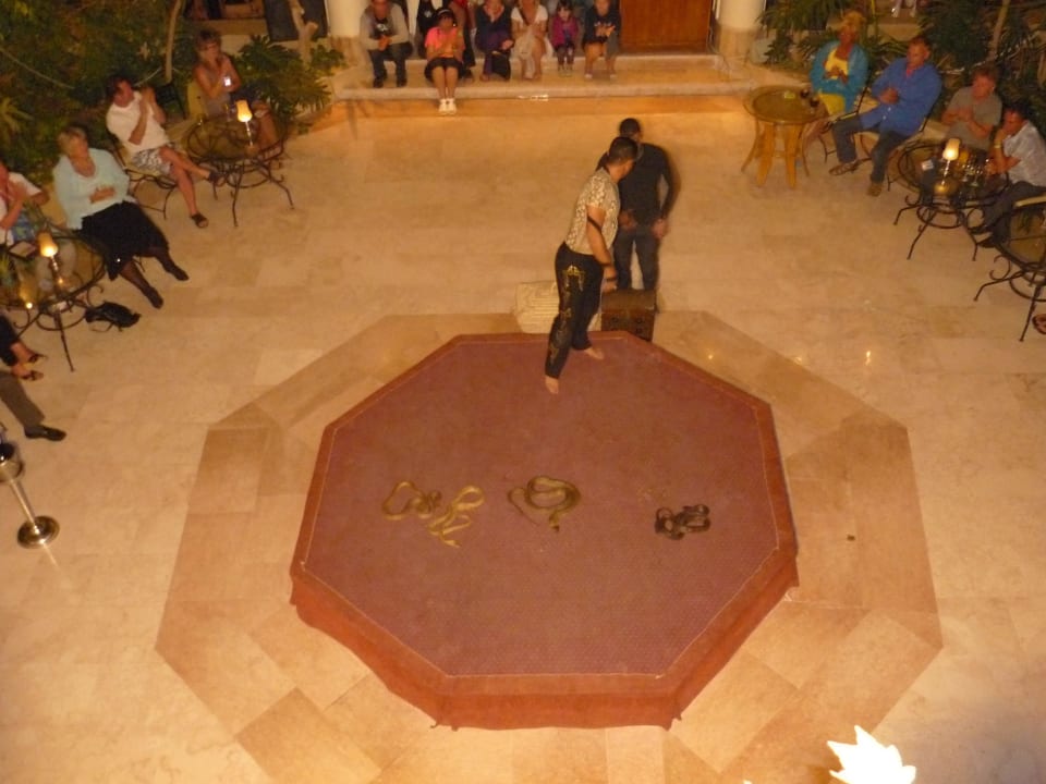 Schlangenshow in der Lobby The Grand Hotel Hurghada