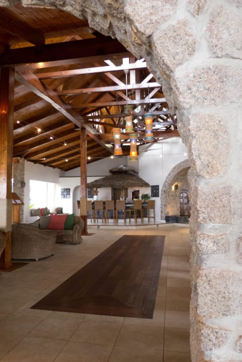 Blick in die Lobby vom Hotel mit Bar The Coco de Mer Hotel & Black Parrot Suites