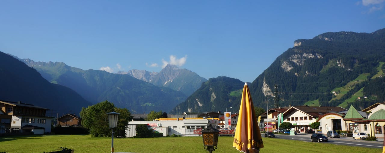 Uitzicht vanaf terras en sommige kamers Pension Mariandl