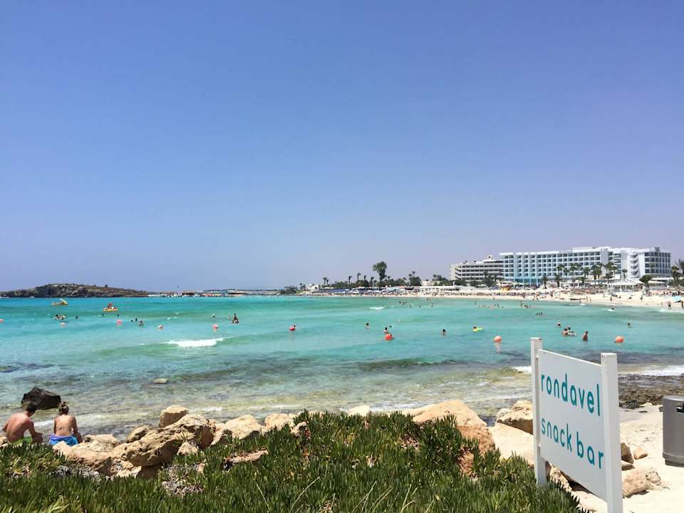 Von der Bar aus Hara Nissi Beach