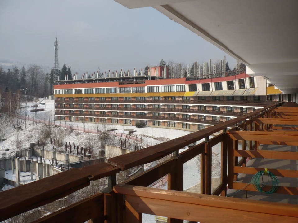 Widok z balkonu na hotel Centrum Kongresów i Rekreacji Orle Gniazdo