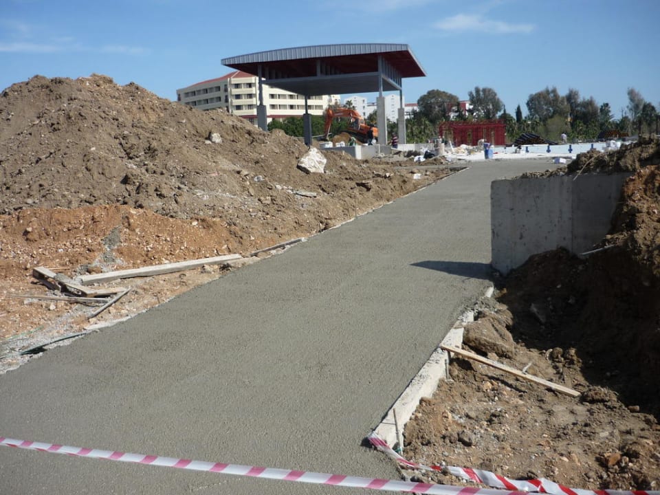 Weg zum Strand vorbei am Pool - Neubau TUI BLUE Xanthe