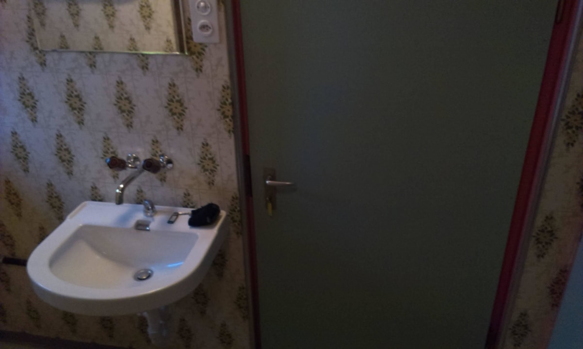 Waschbecken bei der Dusche Hotel Bären Wilen