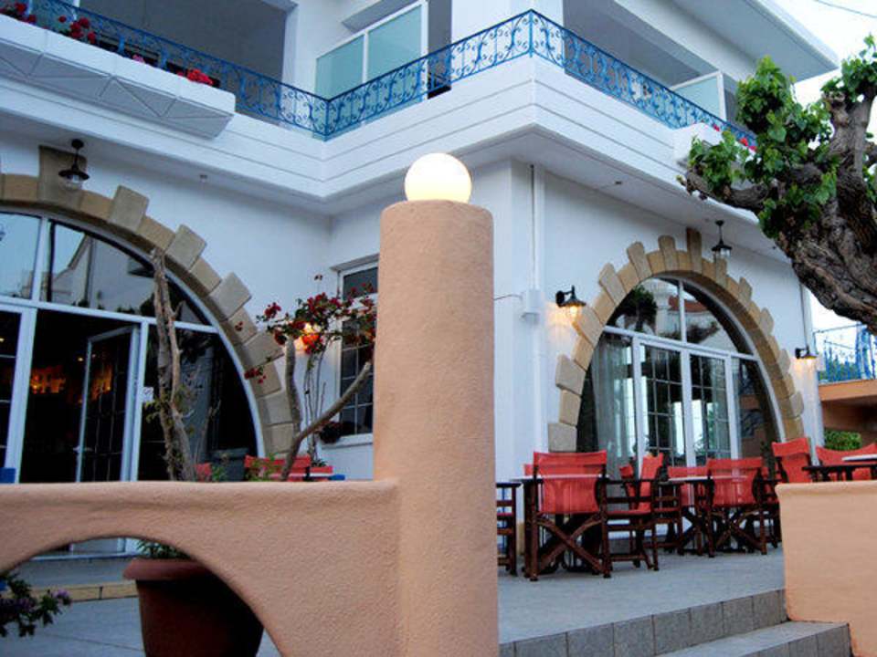 Front view Effies Dreams Holiday Studios