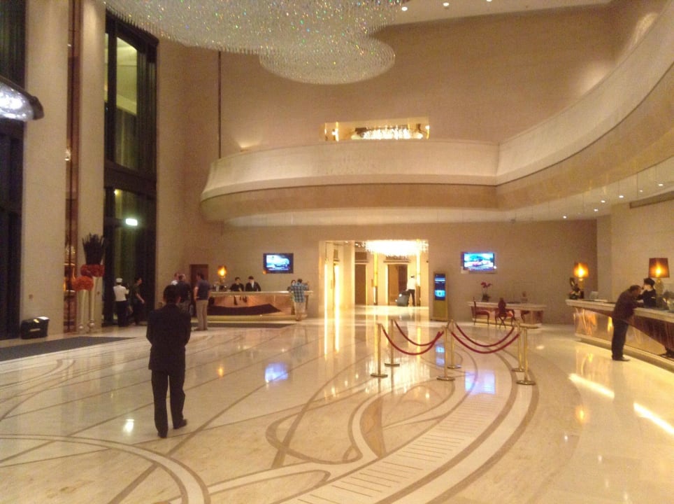 A grand lobby Hotel Harbour Grand Hong Kong