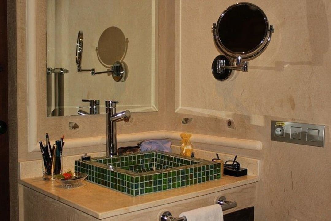 Eines der beiden Badezimmer Alondra Villas & Suites
