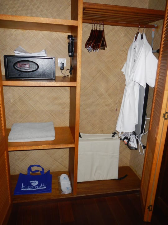 Kleiderschrank mit Safe und Bademänteln Kuramathi Maldives