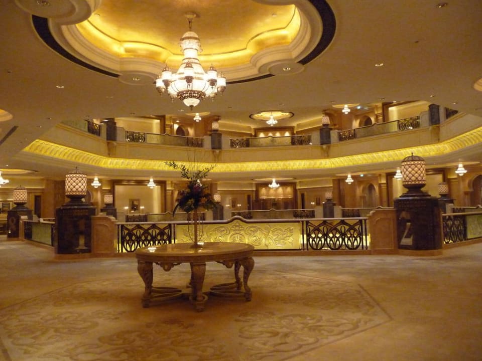 Auf unserem Stockwerk vor unserer Suite Emirates Palace Mandarin Oriental