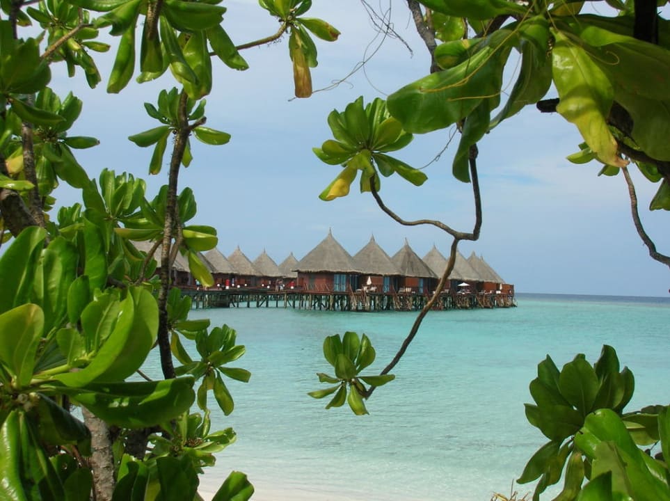 Blick von Bungi 130 auf die Wasserbungalows Angaga Island Resort