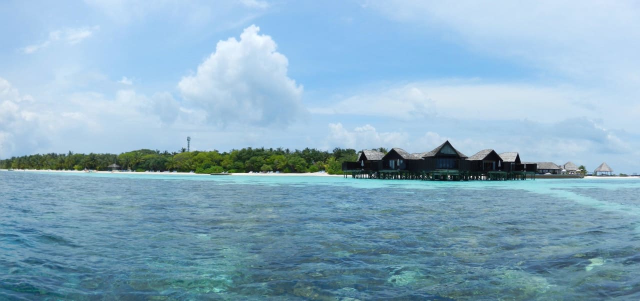 Blick auf die Insel vom Paddelboot Lily Beach Resort & Spa