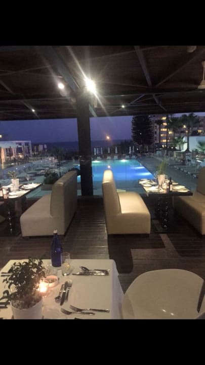 Ausblick von der Terrasse vom Restaurant abends Napa Mermaid Hotel & Suites