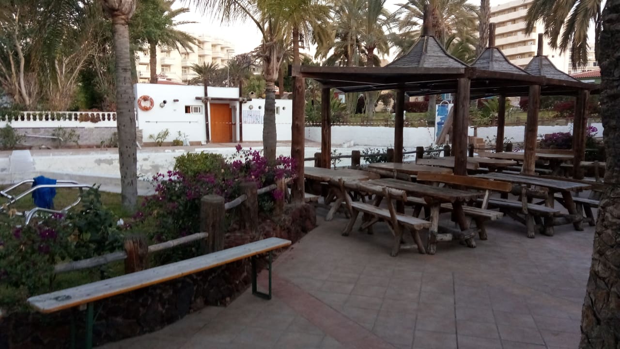 Bauarbeiten am Pool, neben dran Poolbar HL Miraflor Suites Hotel