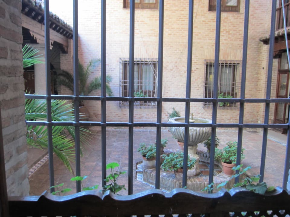 Zimmer, Blick in den Innenhof Hotel Del Cardenal