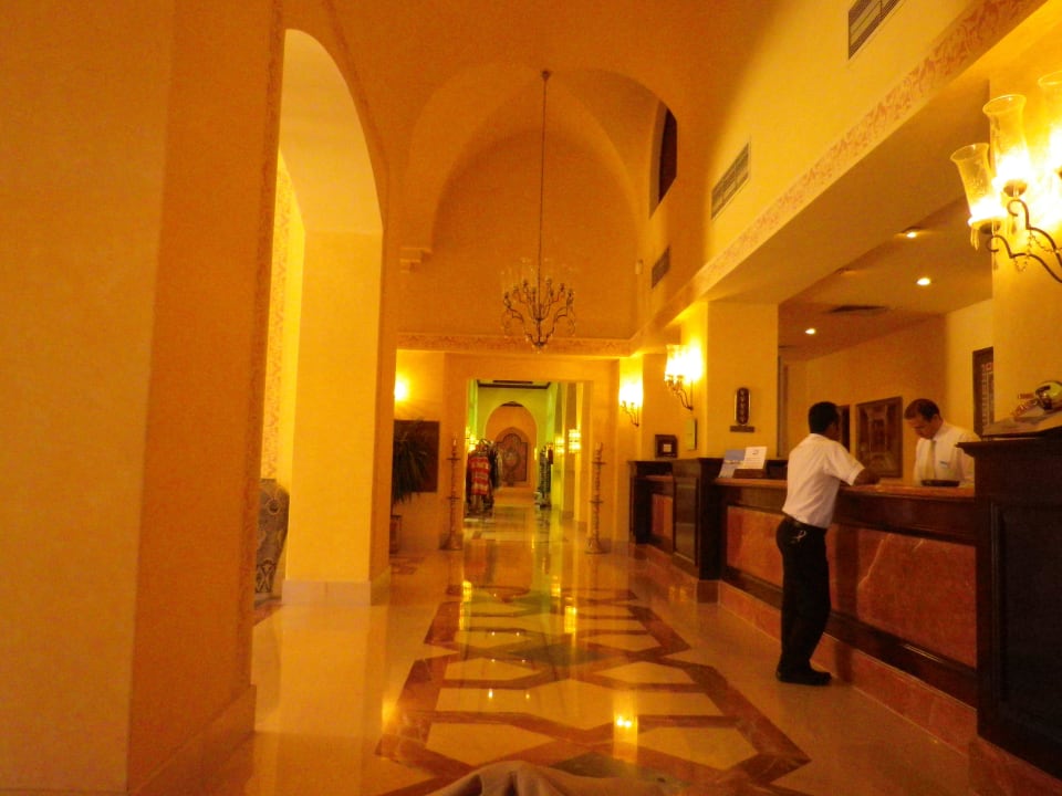 Blick zur Lobby und kleiner Einkaufsstrasse Steigenberger Coraya Beach - Adults only