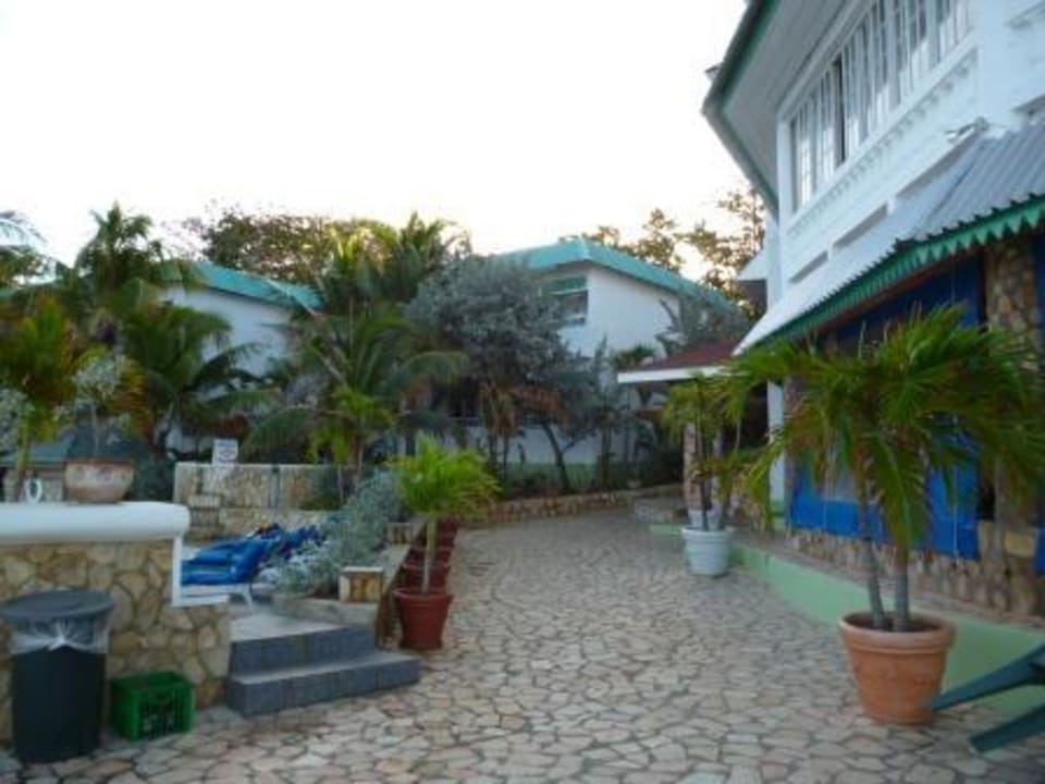 Rechts  ist oben das Restaurant und unten die Bar Samsara Cliff Resort