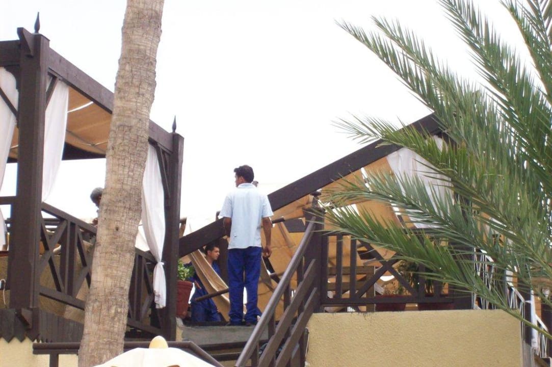 Aufräumarbeiten an der Lounge nach dem Sturm Hotel Paradis Palace