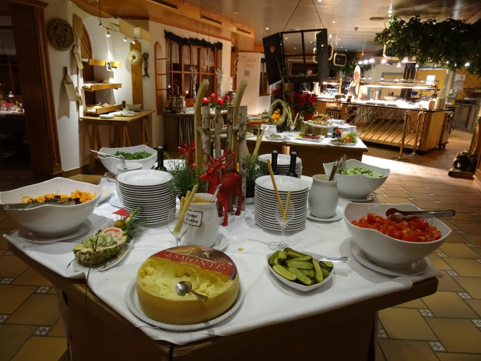 Weihnachtliches Salat- und Vorspeisenbüffet IFA Alpenrose Hotel Kleinwalsertal