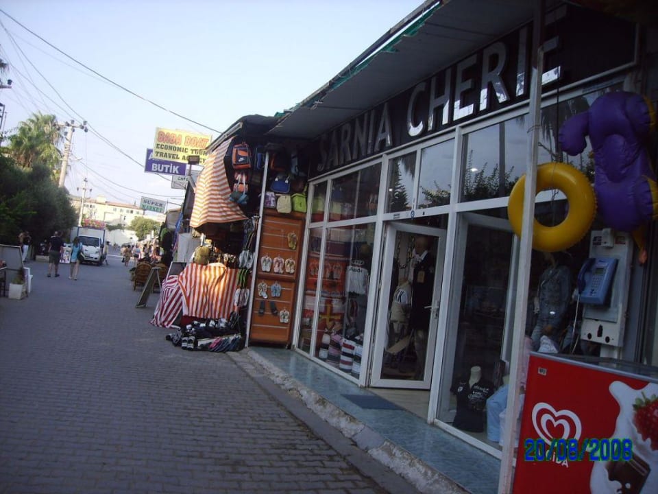 Bazar vor dem Hoteleingang Side Bay Hotel