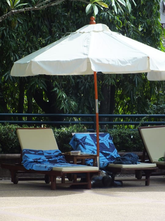 "Liegen mit Sonnenschirmen" Hotel Diamond Cliff Resort & Spa (Patong