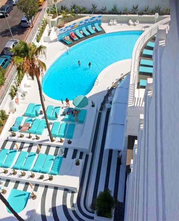 Piscina y exteriores. Zona de hamacas y tumbonas Hotel Gold by Marina