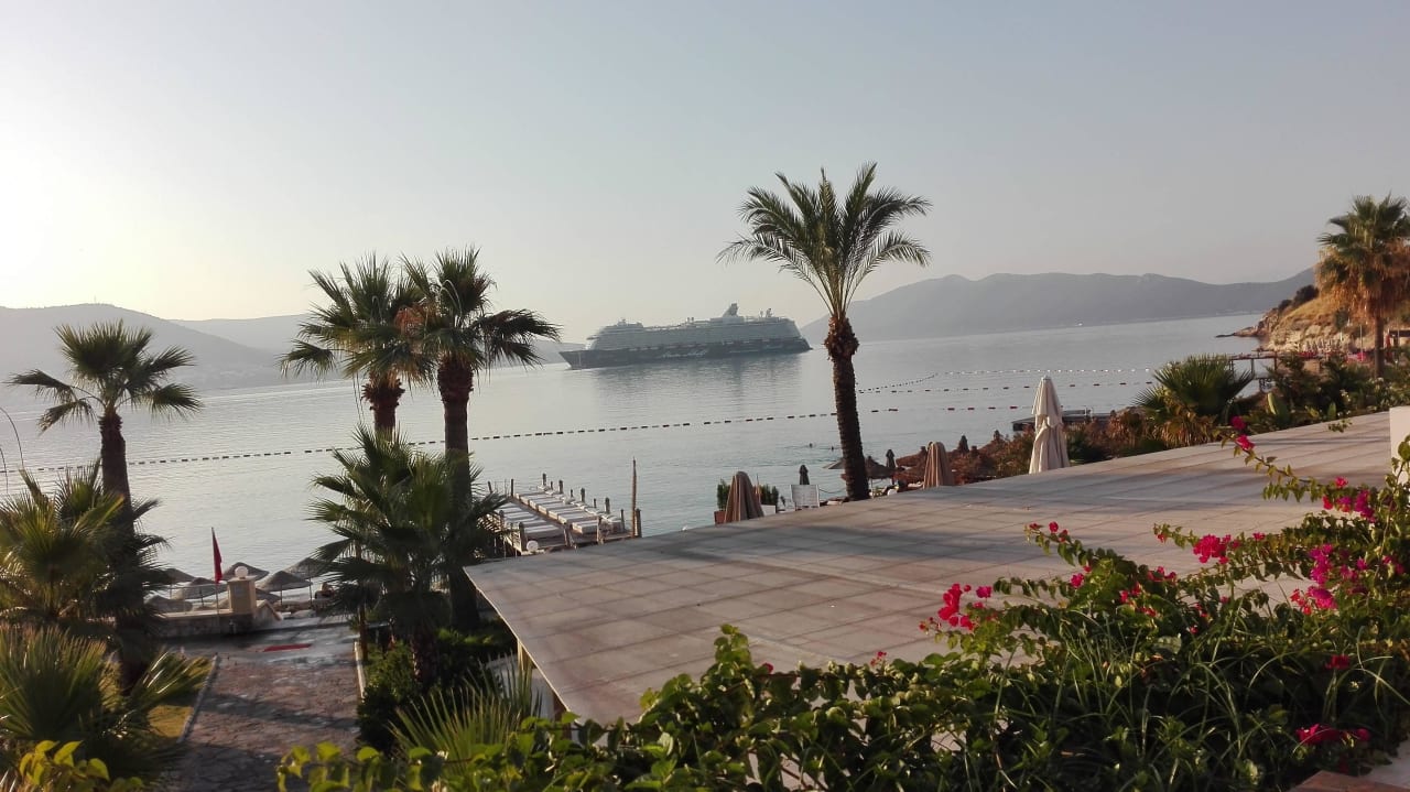 Mein Schiff am frühen Morgen Salmakis Resort & Spa