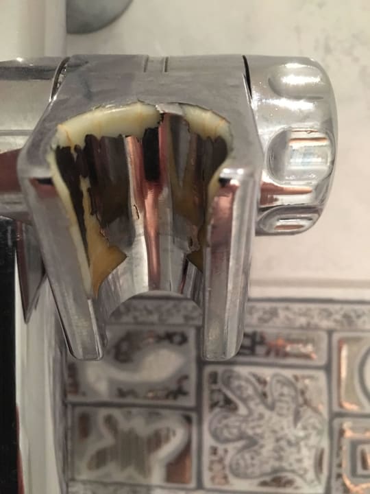 Abgenutzte Duschkopfhalterung Berger's Sporthotel