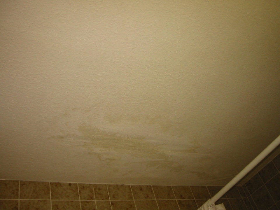 Wasserfleck an Badezimmerdecke Parkhotel Kirchberg