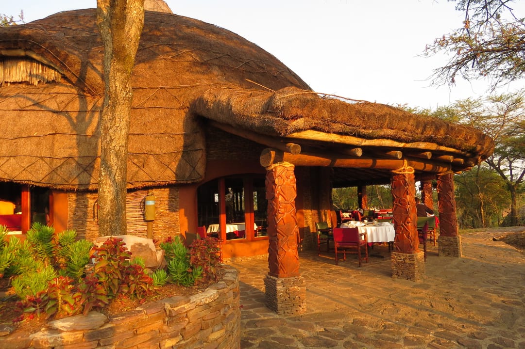 Blick auf Restaurantbereich am Morgen Serengeti Serena Safari Lodge
