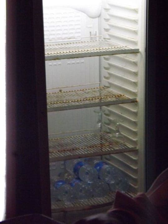 Verdreckter Kühlschrank Aufbewahrung für Gläser Lotus Bay Beach Resort