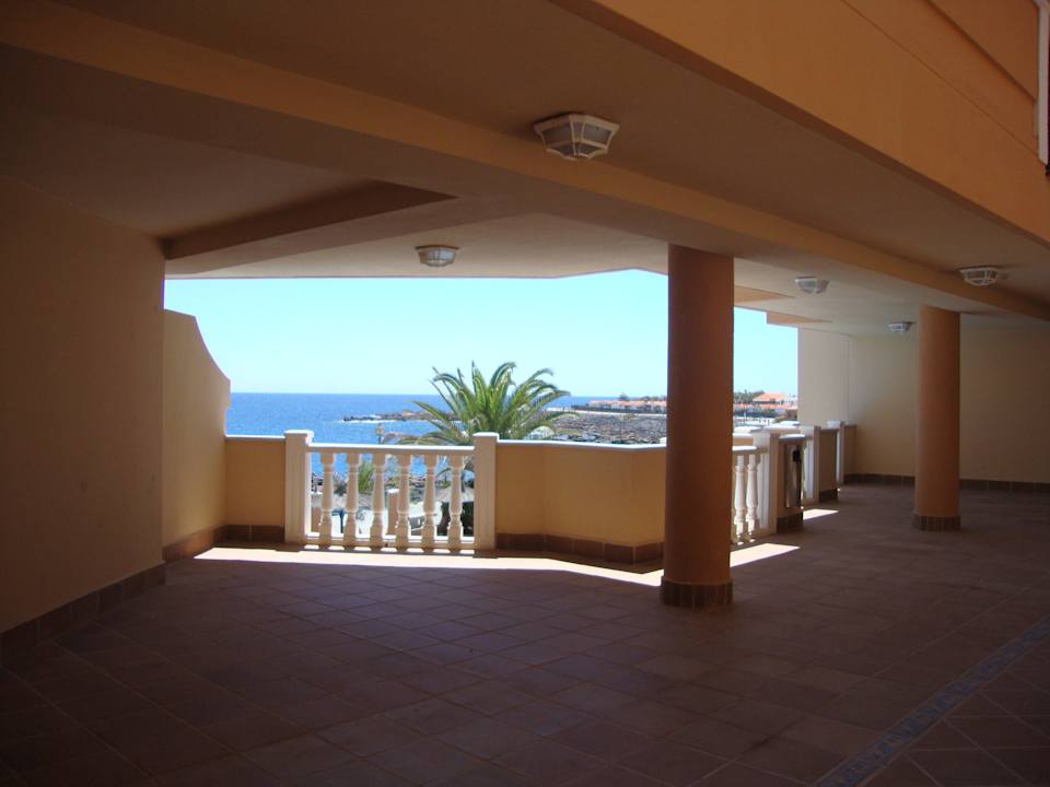 Widok z recepcji Elba Castillo San Jorge & Antigua Suite Hotel