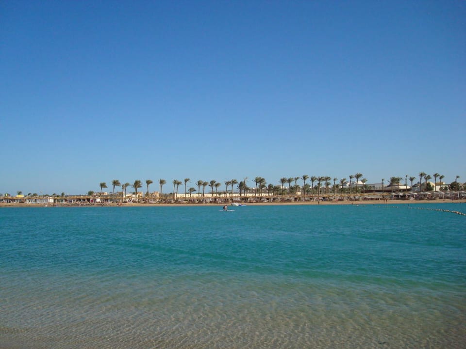 Sicht vom Wasser auf den Strand Pickalbatros Alf Leila Wa Leila Resort - Neverland Hurghada