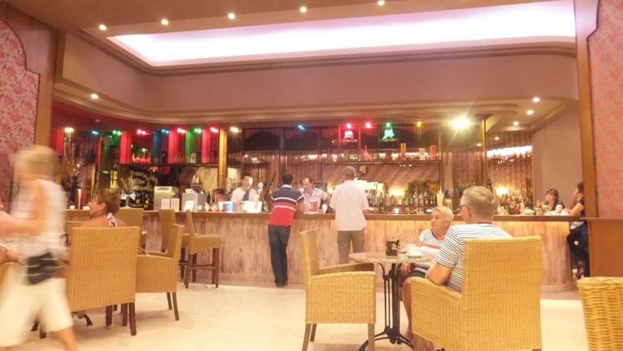 Die Bar ab 17 Uhr Irene Palace Beach Resort Club alltoura