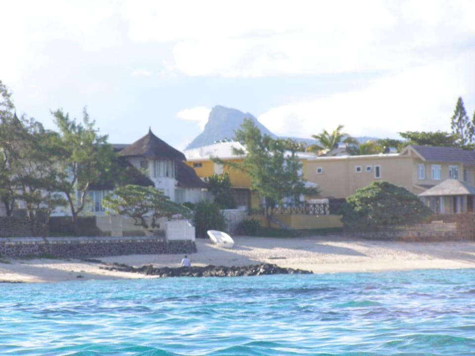 am Hotel-Strand nach links Le Peninsula Bay Beach Resort & Spa