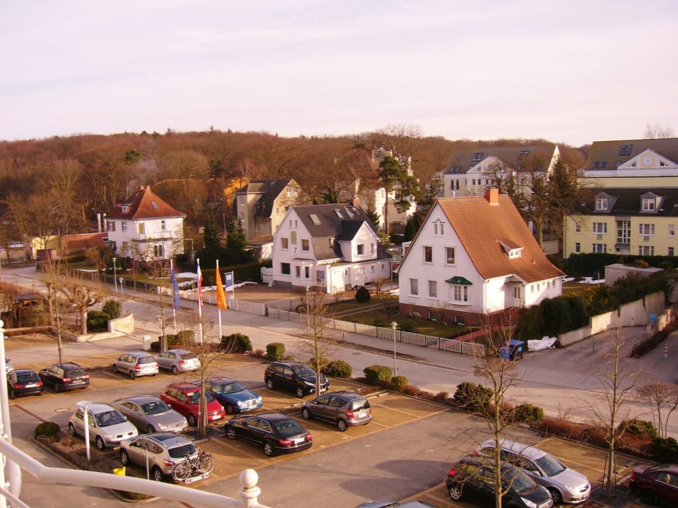 Blick über den Parkplatz vom Balkon zur Stadt Kleine Strandburg Zinnowitz