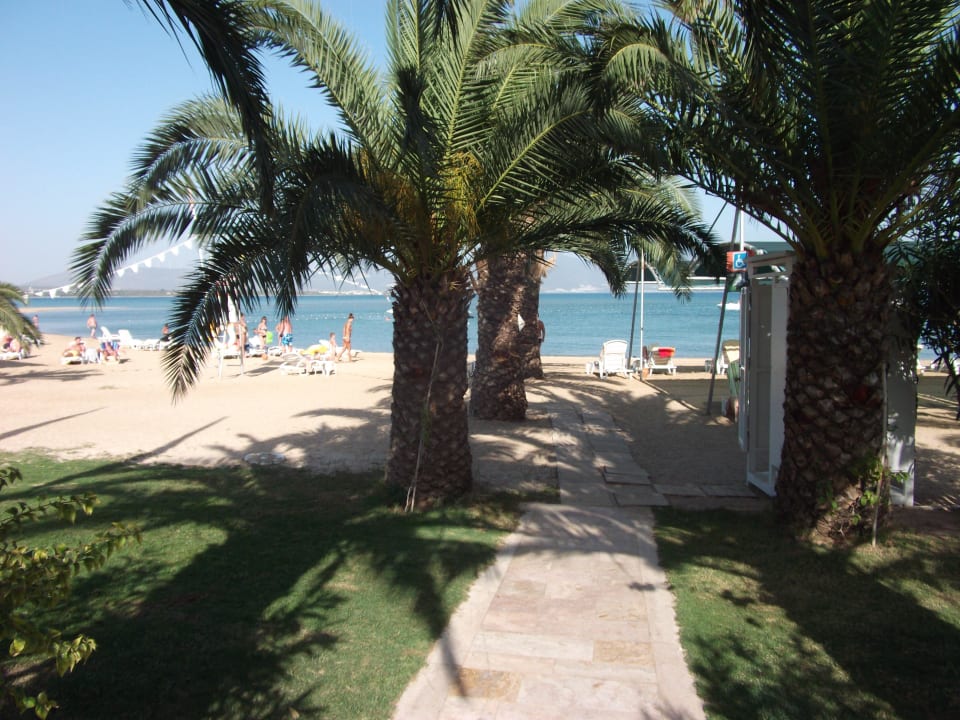 Übergang vom Garten zum Strand Venosa Beach Resort & Spa