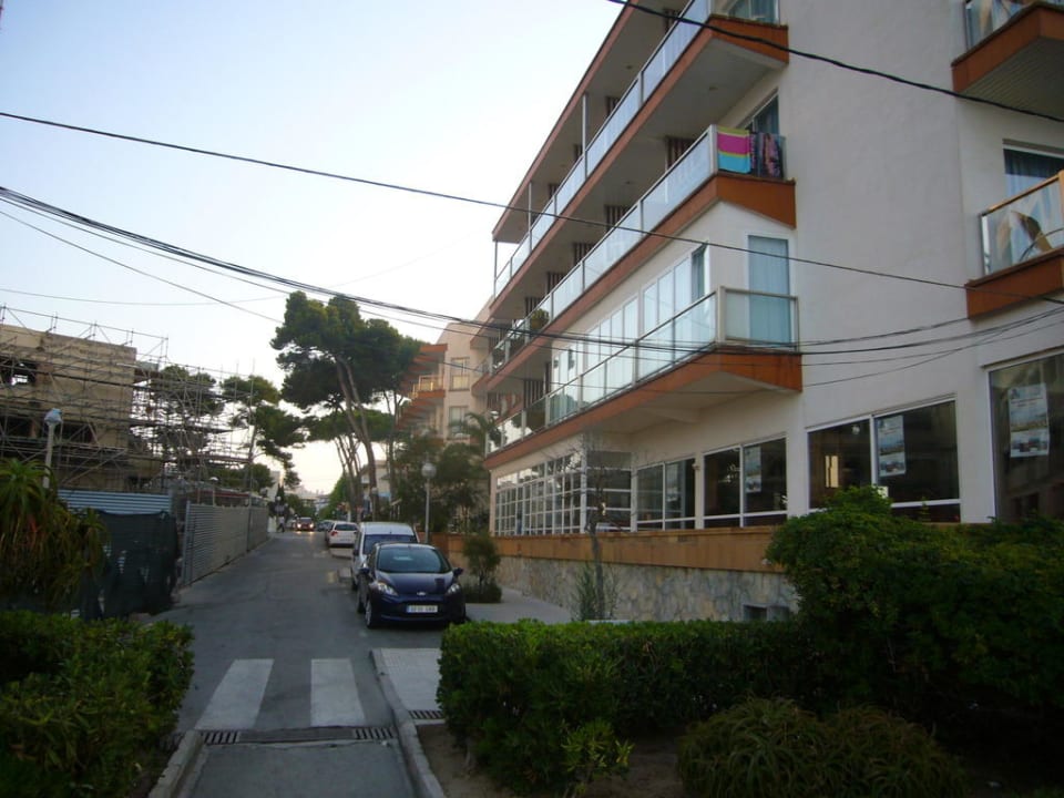Straße vom Strand zum Hotel Hotel Clumba