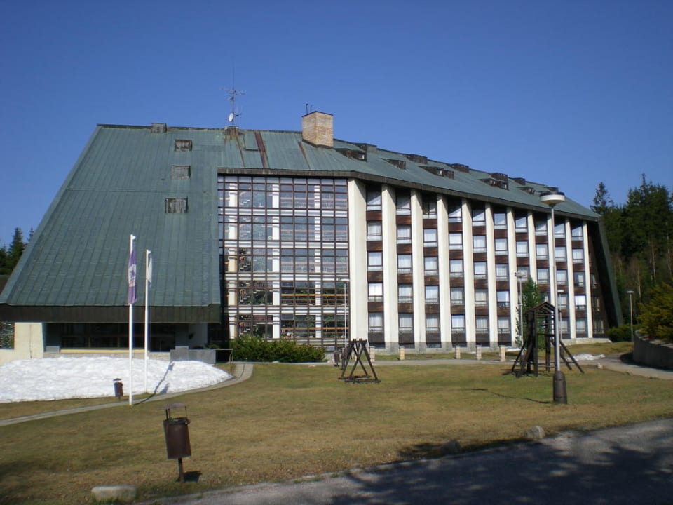Widok budynku na pocz kwietnia 09 Wellness Hotel Svornost