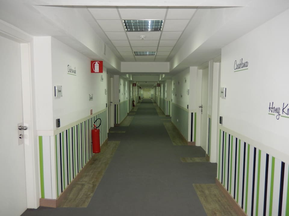 Flur zu den Zimmern ibis Styles Skopje