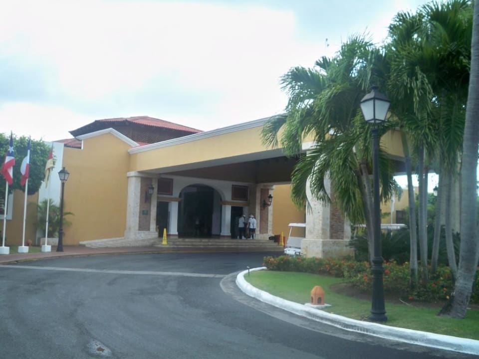 Blick auf den Haupteingang Occidental Punta Cana