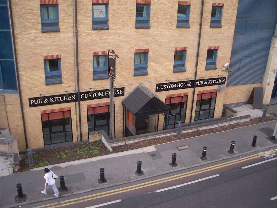 Seitenansicht des Hotels ibis Styles London Excel