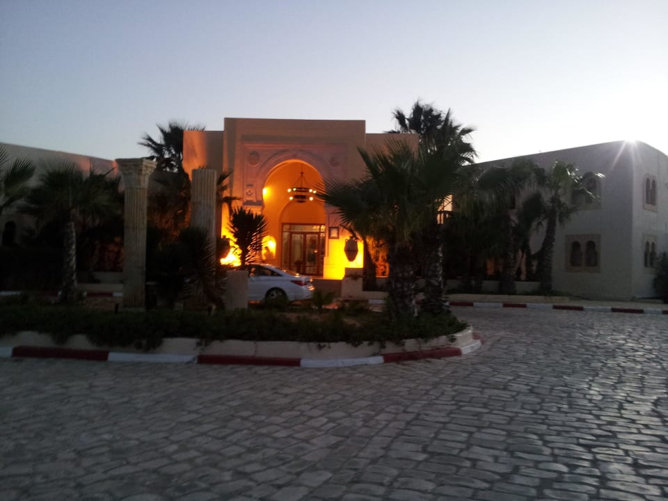 Eingang abends. The Ksar Djerba Charming Hotel & SPA