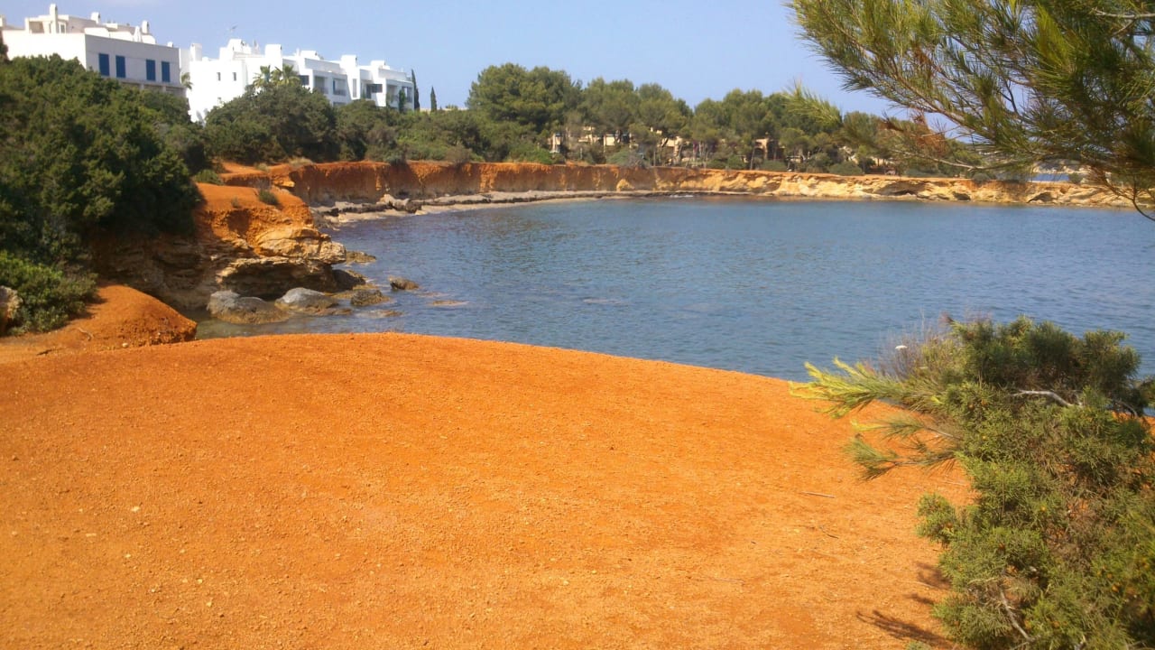 Weg entlang des Hotels in Richtung St. Eularia Grupotel Santa Eularia & Spa - Adults only
