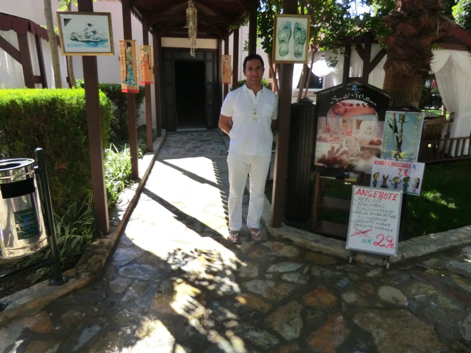 Herr Erdem vor dem Spa & Wellnessbereich Hotel Royal Garden Beach