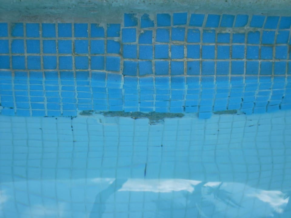 Fehlende Fliesen im Pool Hotel Grand Palladium Palace Resort, Spa & Casino