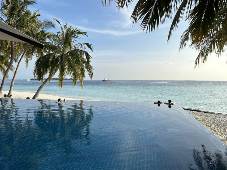 Pool Vilamendhoo Island Resort & Spa