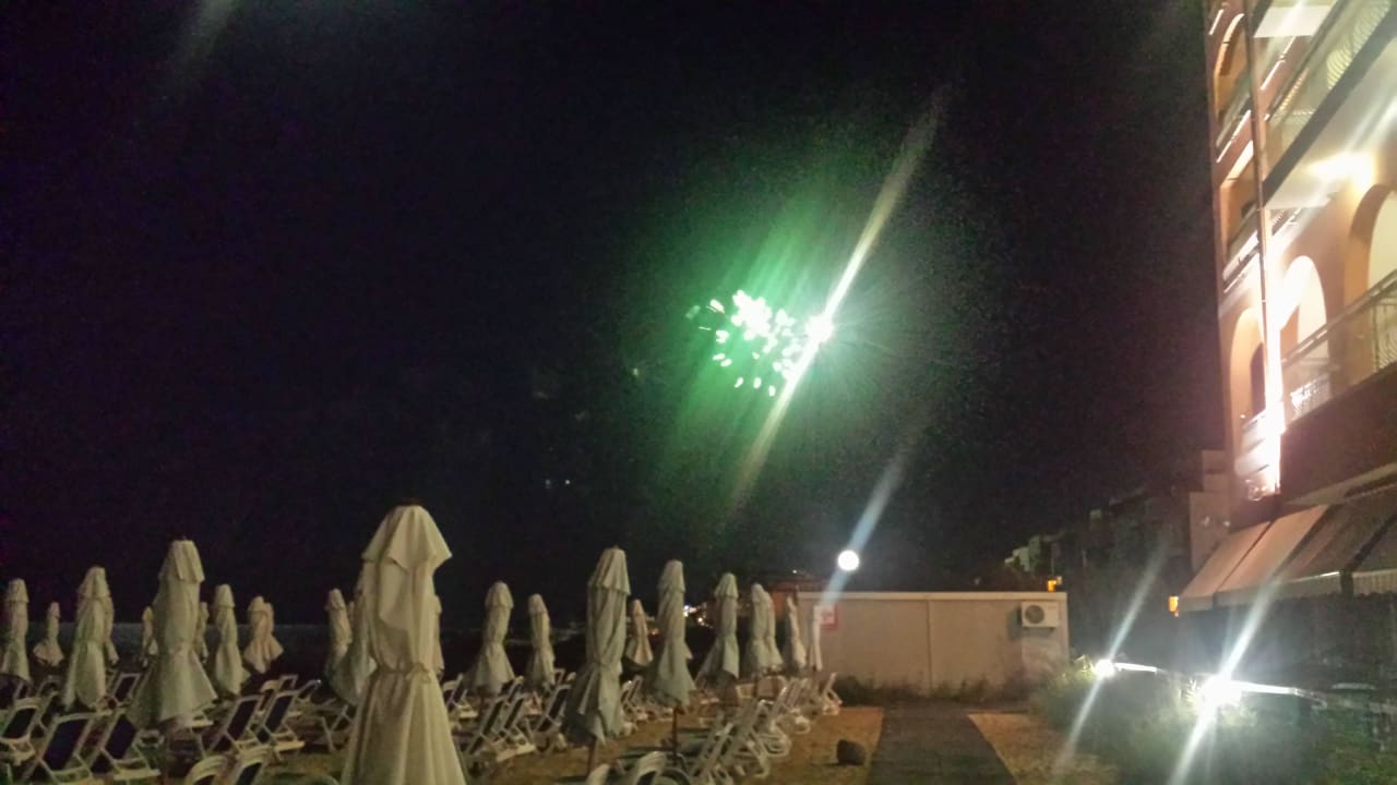Feuerwerk nach der Beachparty Sol Luna Bay