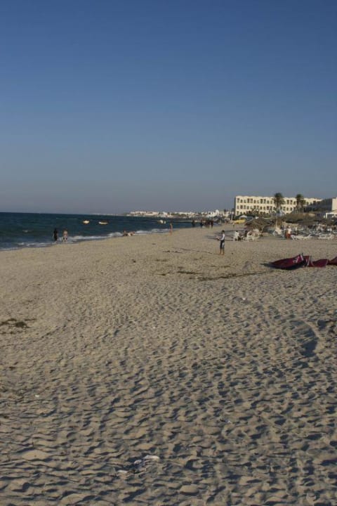 Strandabschnitt und Hotel Radisson Blu Palace Resort & Thalasso Djerba