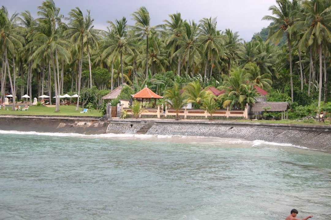 Nusa Indah bei Flut vom Meer aus gesehen Nusa Indah Bungalows & Villa