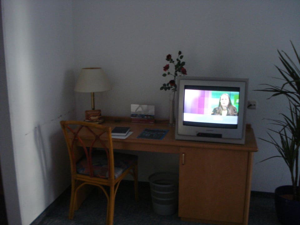 Schreibtisch und Fernseher Apart Hotel Tassilo